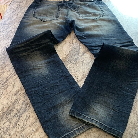 Distressed jeans - Picture 11 of 13